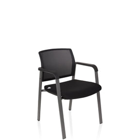 Sort stol med fire ben MEET med netryglæn og armlæn fra hjh OFFICE