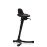 Sort ståstøtte TOP WORK 34 med ergonomisk formet sæde og stjernefod fra hjh OFFICE
