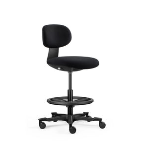 Sort Arbejdsstol WORK MF2 med polstret sæde, fodring og hjul fra hjh OFFICE