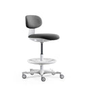 Arbejdsstol WORK MF2 W i mørkegrå med hvid stjernefod og fodring fra hjh OFFICE